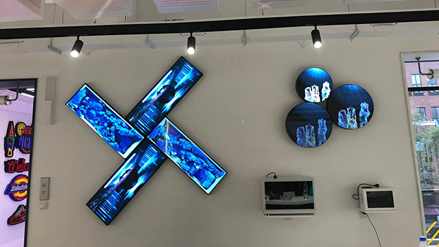 上海某公司展廳P1.667高刷條形LED屏+透明展示柜+P2.5高清LED顯示屏由智彩科技定制、安裝